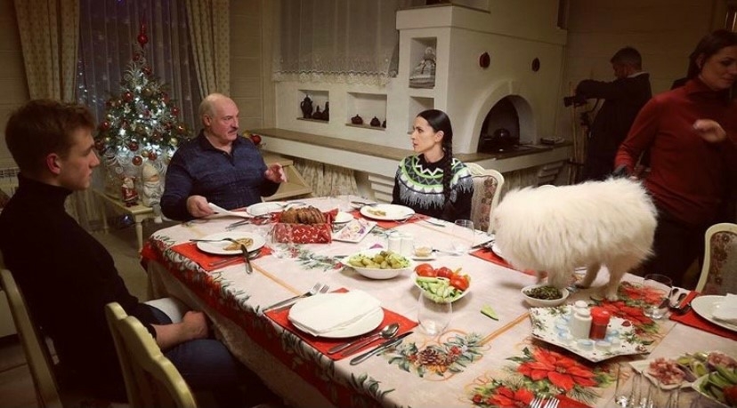 Шпиц на столе, Эйсмонт с блинчиками и «скромный» Николай Лукашенко. Героиня расследования Навального публикует фото, сделанные в гостях у Лукашенко