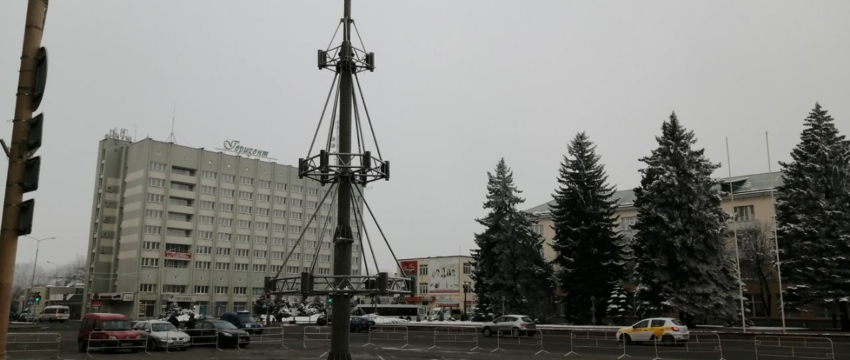 В Барановичах на площади устанавливают елку. Фотофакт