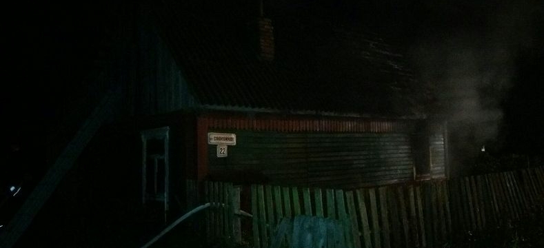 Деревянный дом горел в Ляховичском районе. Фото