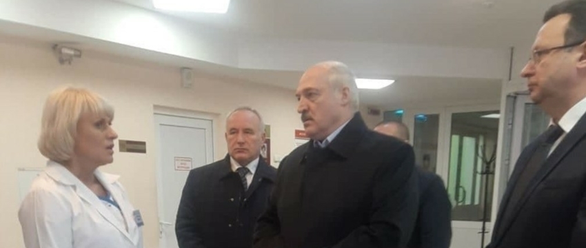 Лукашенко посетил в Витебске областной роддом и опять без маски. Фотофакт