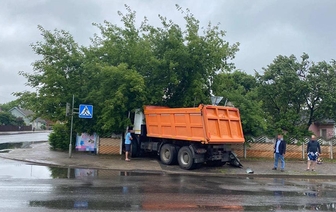 В Барановичах грузовик снес светофор и врезался в забор