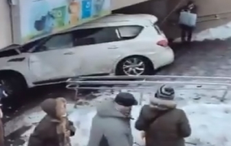 Внедорожник влетел в подземный переход в Минске. Видеофакт