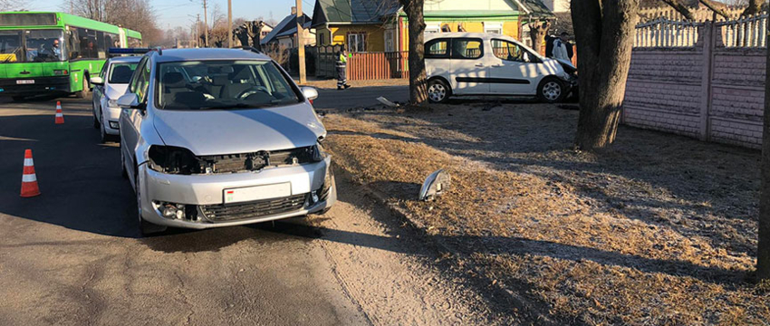 В Барановичах автомобиль отбросило на край дороги, где шла женщина - она с тяжелыми травмами в больнице