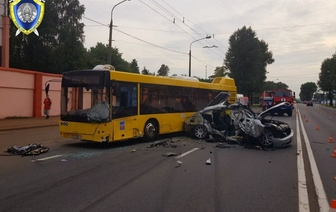 Страшная авария в Минске: BMW врезался в автобус – погиб ребенок
