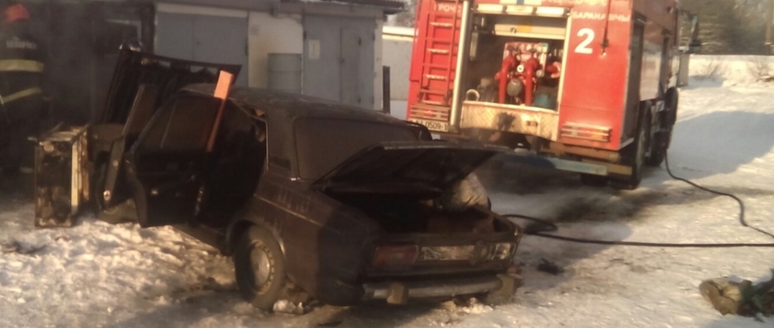 В Барановичах загорелся гараж с машиной внутри