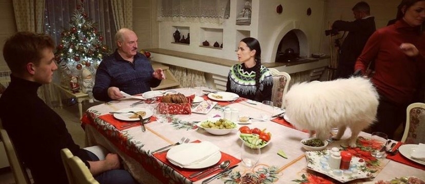 Шпиц на столе, Эйсмонт с блинчиками и «скромный» Николай Лукашенко. Героиня расследования Навального публикует фото, сделанные в гостях у Лукашенко