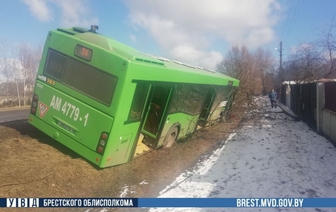 В Пинске рейсовый автобус с пассажирами съехал в кювет. Водителю стало плохо 