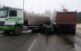 Страшная авария в Волковыске - легковушку зажало между молоковозом и грузовиком 