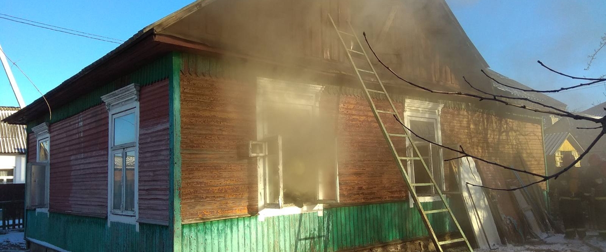 В Барановичах горел жилой дом – пострадали два человека