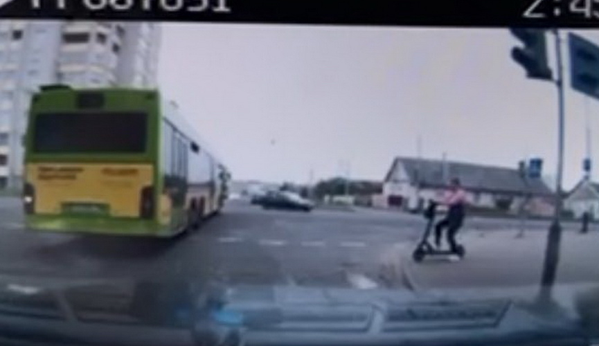 Женщина на электросамокате врезалась в автомобиль в Барановичах. Видео