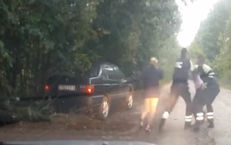 В Краснопольском районе пьяный бесправник облил бензином инспектора и хотел его поджечь. Милиционерам пришлось стрелять