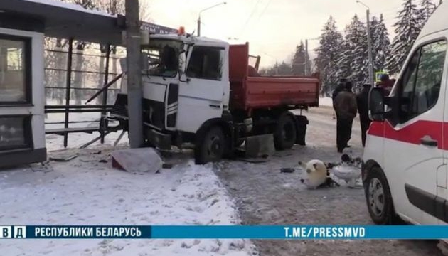 Грузовик в Могилеве насмерть сбил женщину и влетел в остановку. Видео