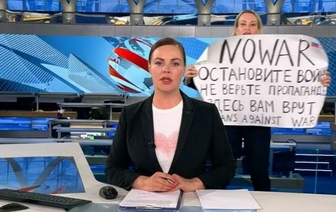 В России редактор госТВ ворвалась в прямой эфир с плакатом. Теперь ее не могут найти