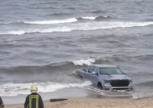 Пикап с белорусскими номерами нашли в Балтийском море на латвийском берегу