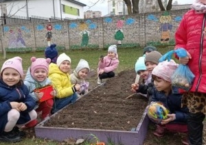 Какими работами по благоустройству заняты работники и воспитанники учреждений образования Ленинского района г. Бреста?