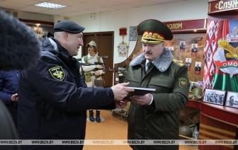 Омоновцы вручили Лукашенко черный берет «за особые заслуги»