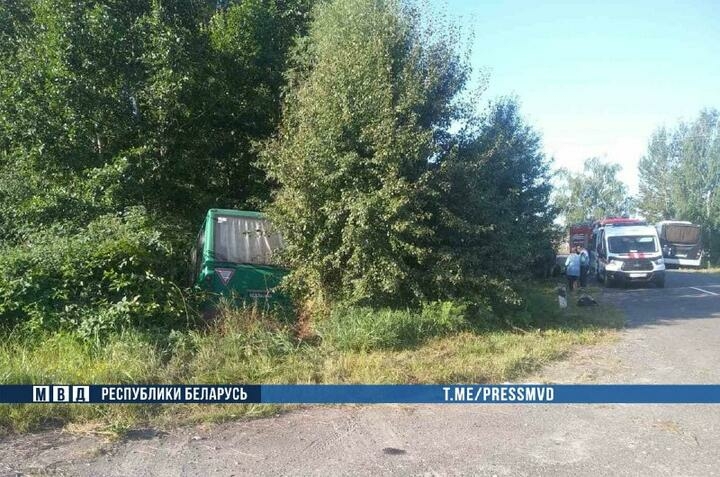 Пассажирский автобус вылетел в кювет под Столином. По дороге к месту аварии в ДТП погиб работник МЧС