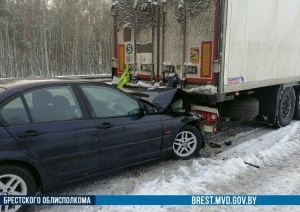 Недалеко от Бреста BMW врезался  в фуру