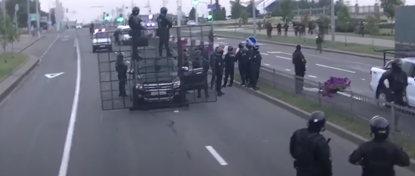 Когда Лукашенко выходил с автоматом, омоновцы смеялись. Появилось видео, снятое силовиками