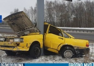 Audi врезалась в опору рекламного щита. В МЧС показали, как доставали водителя