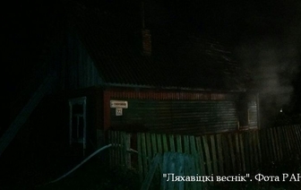 Деревянный дом горел в Ляховичском районе. Фото
