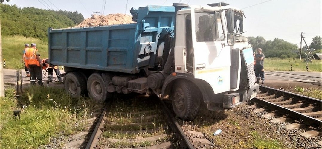 Грузовик МАЗ на железнодорожном переезде влетел в электричку в Молодечненском районе