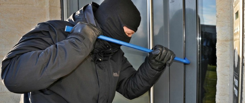 Барановичская милиция разыскивает неизвестного в маске, который проник в дом, избил и ограбил хозяйку