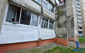 Жительницы дома в Барановичах уже второй год не могут спокойно спать из-за женского лица на стене