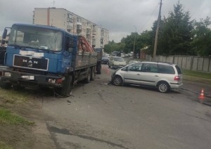 В Бресте водитель Ford врезался в грузовик