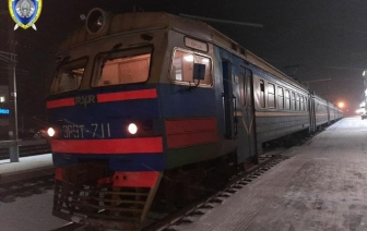 «Переходила пути и разговаривала по телефону». В Орше 16-летнюю девушку сбил поезд - ей отрезало стопу
