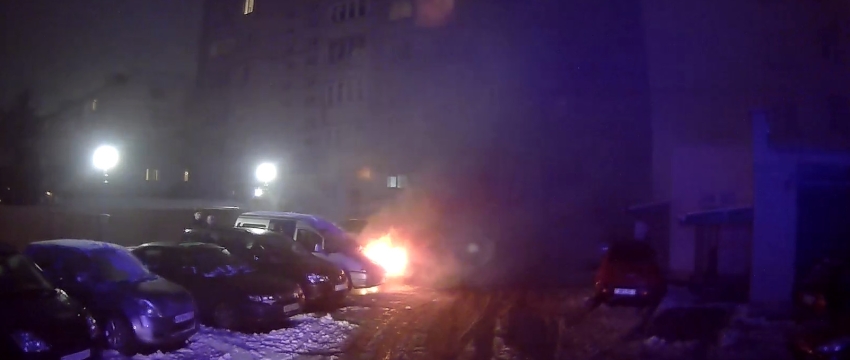 В Барановичах во дворе жилого дома горел автомобиль. Фотофакт