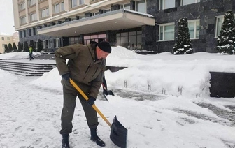 Караев и Караник с лопатами вышли на улицы Гродно чистить снег. Фотофакт