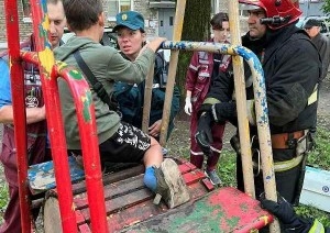 Ногу мальчика зажало в барабане на детской площадке