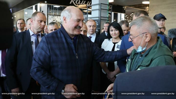 Лукашенко на рынке не узнал бизнесмена, с которым встречался 11 лет назад