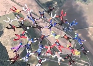 Завораживающий рекорд: команда российских парашютистов собралась в одну фигуру в небе над Рязанской область