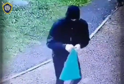 В Гродно на видео попало, как мужчина поджег дверь пункта охраны правопорядка 