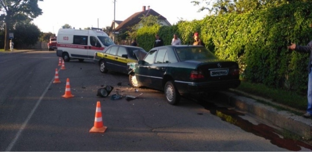 В Барановичах легковушка влетела в припаркованный автомобиль — пострадал один человек