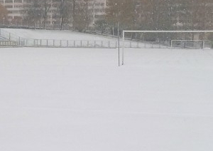 Стадион в Новополоцке перед матчем засыпало снегом — расчистить помогли болельщики