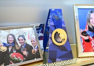 Дарья Домрачева подарила свою первую олимпийскую медаль музею НОК