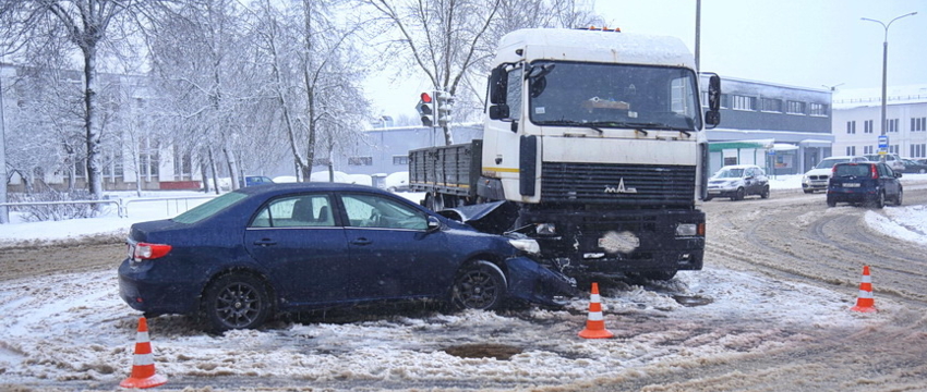 Легковушка влетела в грузовик в Барановичах. Фотофакт