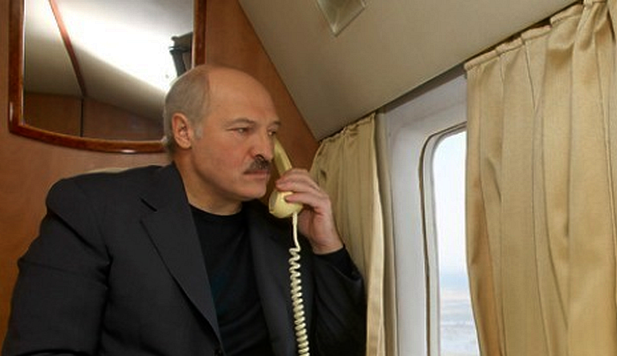 Лукашенко показал телефон в своем кабинете. А какие телефоны у первых лиц других государств?