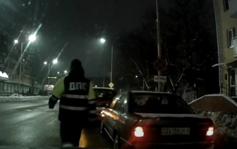 Пьяного 19-летнего бесправника задержали в Барановичах. Видеофакт