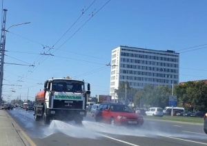 На улицах города охлаждают раскалённый асфальт. Видеофакт