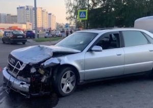 В Могилеве пьяный бесправник уходил от погони ГАИ и снес машину на перекрестке. Видео погони и удара