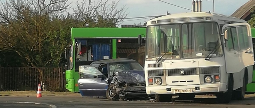 Серьезное ДТП в Барановичах – легковушка влетела в автобус