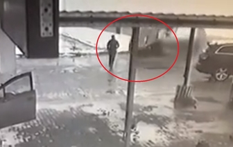 Пункт назначения по-белорусски: в Бобруйске на видео попало, как мужчина убегал от кувыркающегося автомобиля