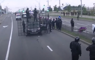 Когда Лукашенко выходил с автоматом, омоновцы смеялись. Появилось видео, снятое силовиками