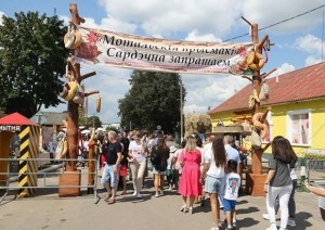 Угощения на каждом шагу. В Ивановском районе масштабно проводят фестиваль «Мотальскія прысмакі»