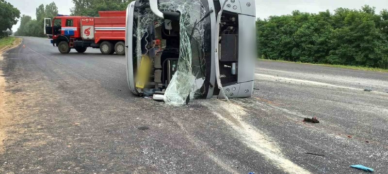 Страшная авария под Барановичами: бус врезался в пассажирский автобус, который перевернулся – пострадало 11 человек