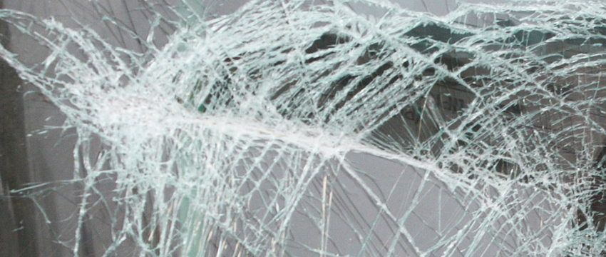 В Барановичах 23-летний парень запрыгнул на капот милицейской машины и разбил стекло